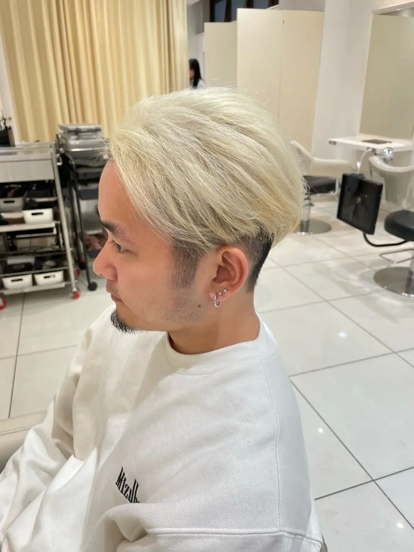 ショート カラー メンズ ベージュカラー ホワイトベージュ カット ヘアカラー 樋笠 知佳のヘアスタイル