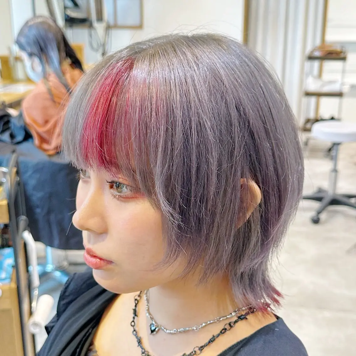 ショート カラー ハイトーンカラー ボブ くびれヘア 顔まわりレイヤー 顔周りカット 大阪ウルフカット ハッシュカットのヘアスタイル