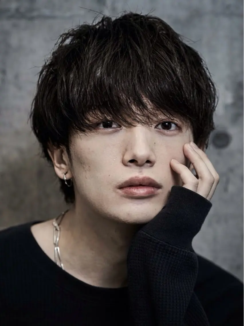 カラー メンズ メンズブリーチ センターパート フェザーパーマ メンズハイトーン メンズ韓国風 カット メンズハイトーン No.1🏆Tiamのヘアスタイル