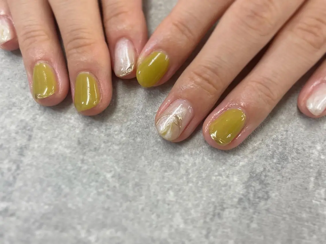 ネイル ミラーネイル ニュアンスネイル ピスタチオネイル ハンドネイル foglia❁. ⌇imamuraのネイルデザイン