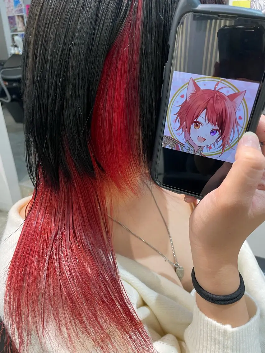 セミロング カラー インナーカラー レッドカラー ウルフカット ヘアカラー インナーカラー 推し ブリーチ 髪質改善のヘアスタイル
