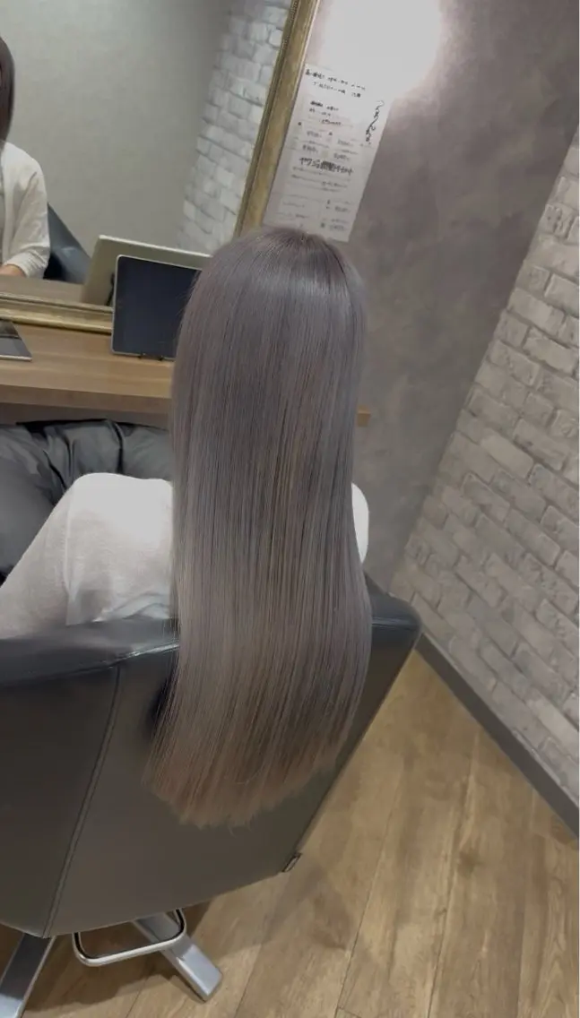 ロング ヘアカラー 阪急箕面駅 デザインカラーのヘアスタイル