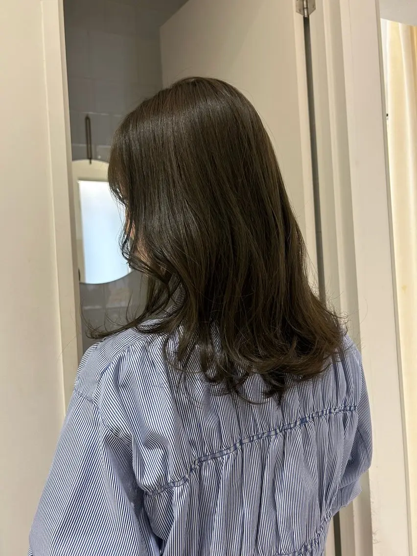 セミロング カラー グレージュ オリーブグレージュ オリーブグレー レイヤーカット カット ヘアカラー オリーブベージュ/ ブリーチなし透明感のヘアスタイル