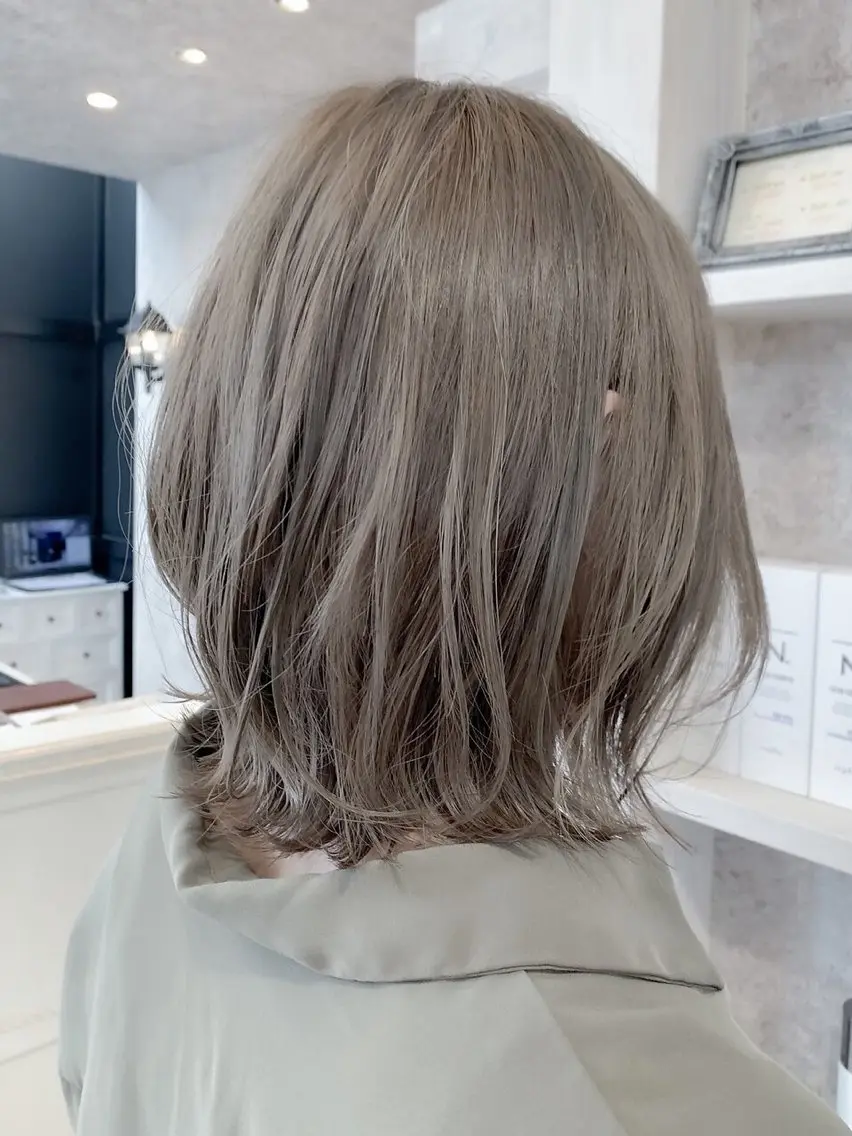 カラー 切りっぱなしボブ ベージュカラー ブリーチ 透明感カラー ミルクティーベージュ ヘアカラー トリートメント Link mili ゆうすけのヘアスタイル