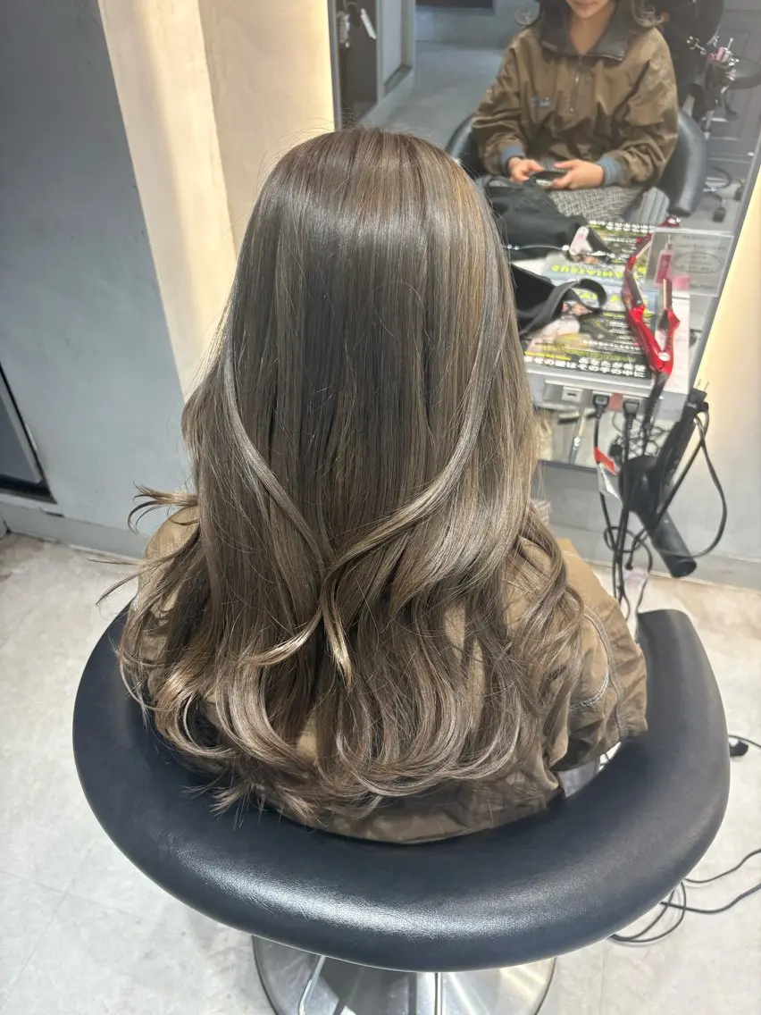 ロング カラー グレージュ オリーブグレージュ オリーブグレー mio🐶💗カット /艶カラー/矯正のヘアスタイル