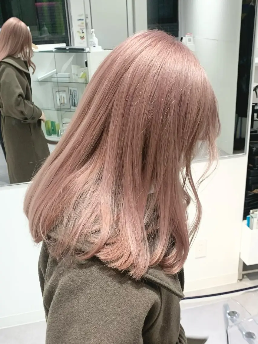 セミロング カラー イツク ⚡️ ルーツ/ハイトーンのヘアスタイル