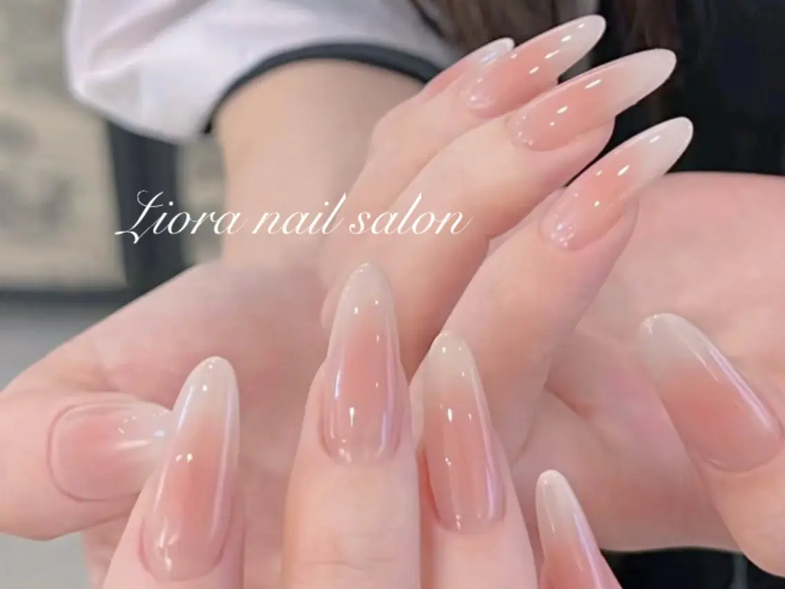 ネイル フレンチネイル ジェルネイル ガーリー グラデーション キラキラネイル ハンドネイル JUN Lioraネイルのネイルデザイン