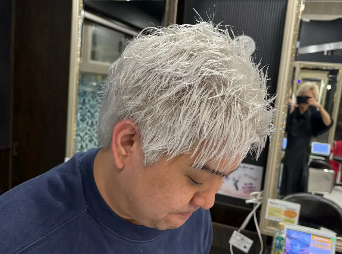 カラー メンズ シルバー ホワイトシルバー グレージュ達人/赤み 消し/ブリーチ/岩崎のヘアスタイル