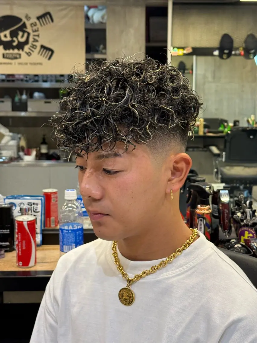 ショート カラー パーマ メンズ カット ヘアカラー パーマ トリートメント 🎱メンズフェード 特化HYOGA🎱のヘアスタイル