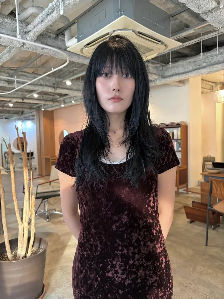 ロング カラー 黒髪 ブルーカラー ブルーブラック レイヤーカット カット ヘアカラー トリートメント yu maのヘアスタイル