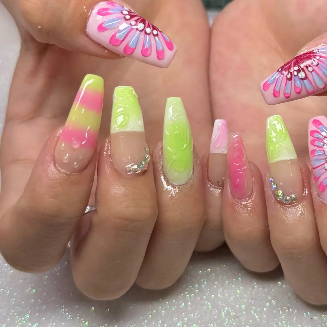 ネイル ハンドネイル VIERU 🌈🎀💖のネイルデザイン