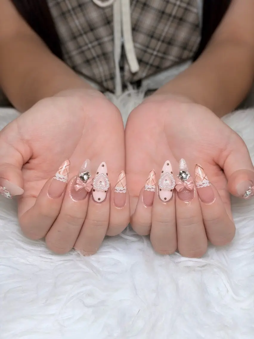 ネイル チークネイル ドット フレンチネイル グラデーション ハート ハンドネイル Julli NailStudioのネイルデザイン