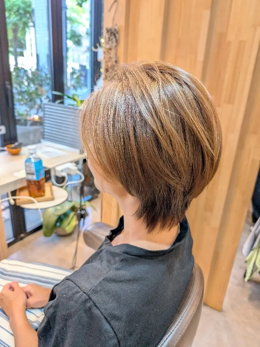 ショート カラー ベージュカラー ハイライトカラー ハイライト かきあげバング ショートヘア koto💭 コトのヘアスタイル