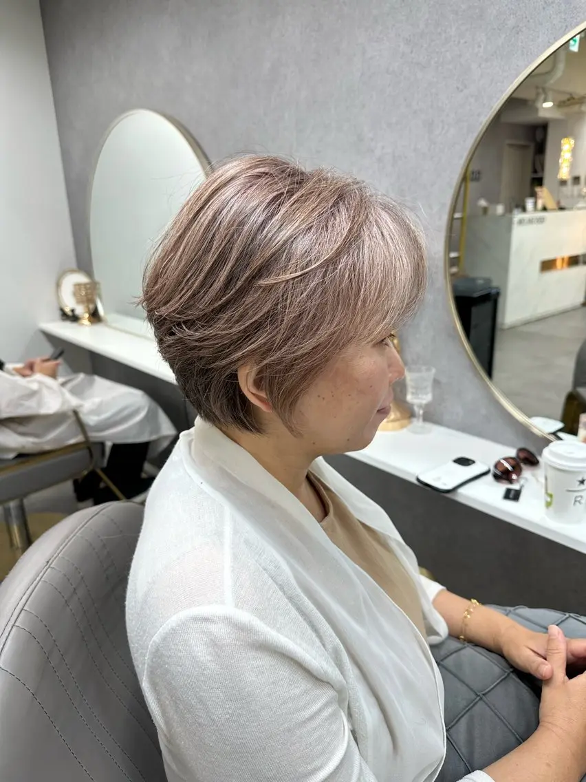 ショート 韓国風 白髪ぼかし NAOTOのヘアスタイル