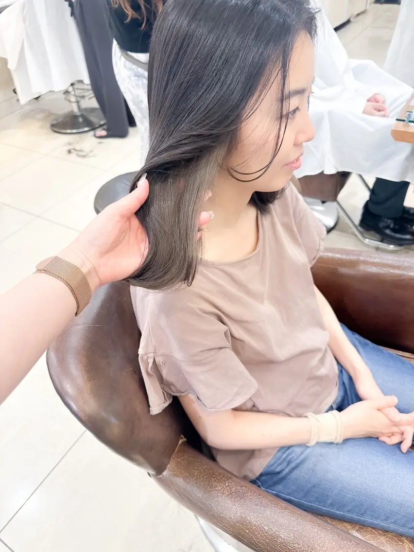 セミロング カラー ダークグレー インナーカラー カット ヘアカラー トリートメント ✨カラー支持No.1 🧸ワキ カナコ🧸のヘアスタイル