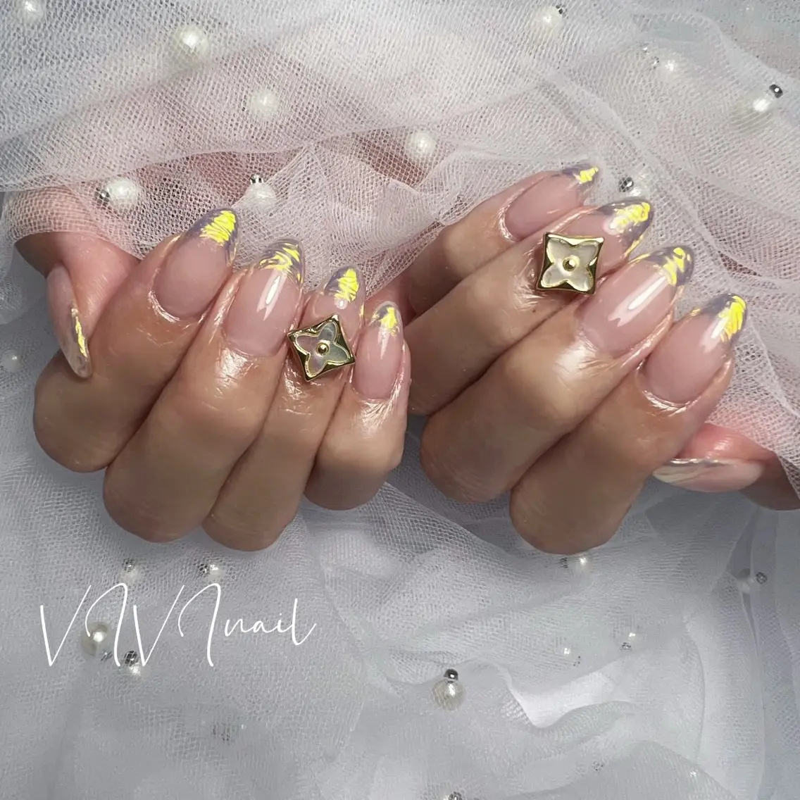 ネイル オーロラネイル フレンチネイル vivi nailのネイルデザイン
