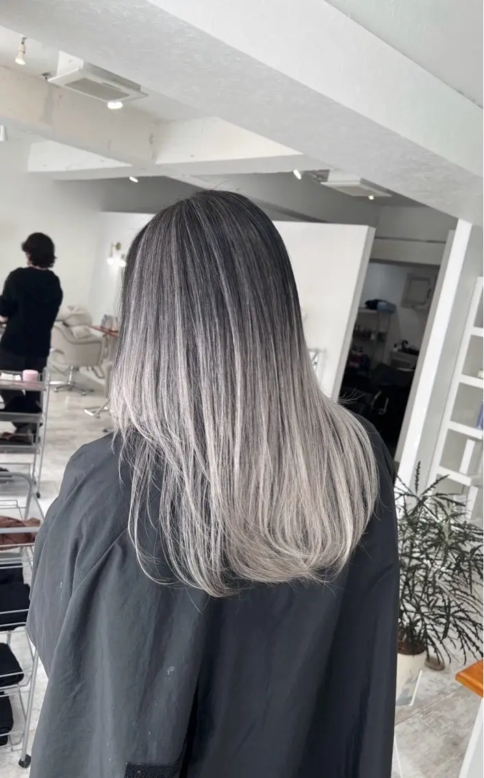 ロング カラー バレイヤージュ シルバー ホワイトシルバー レイヤーカット 指名数No.1 /NAOYAのヘアスタイル
