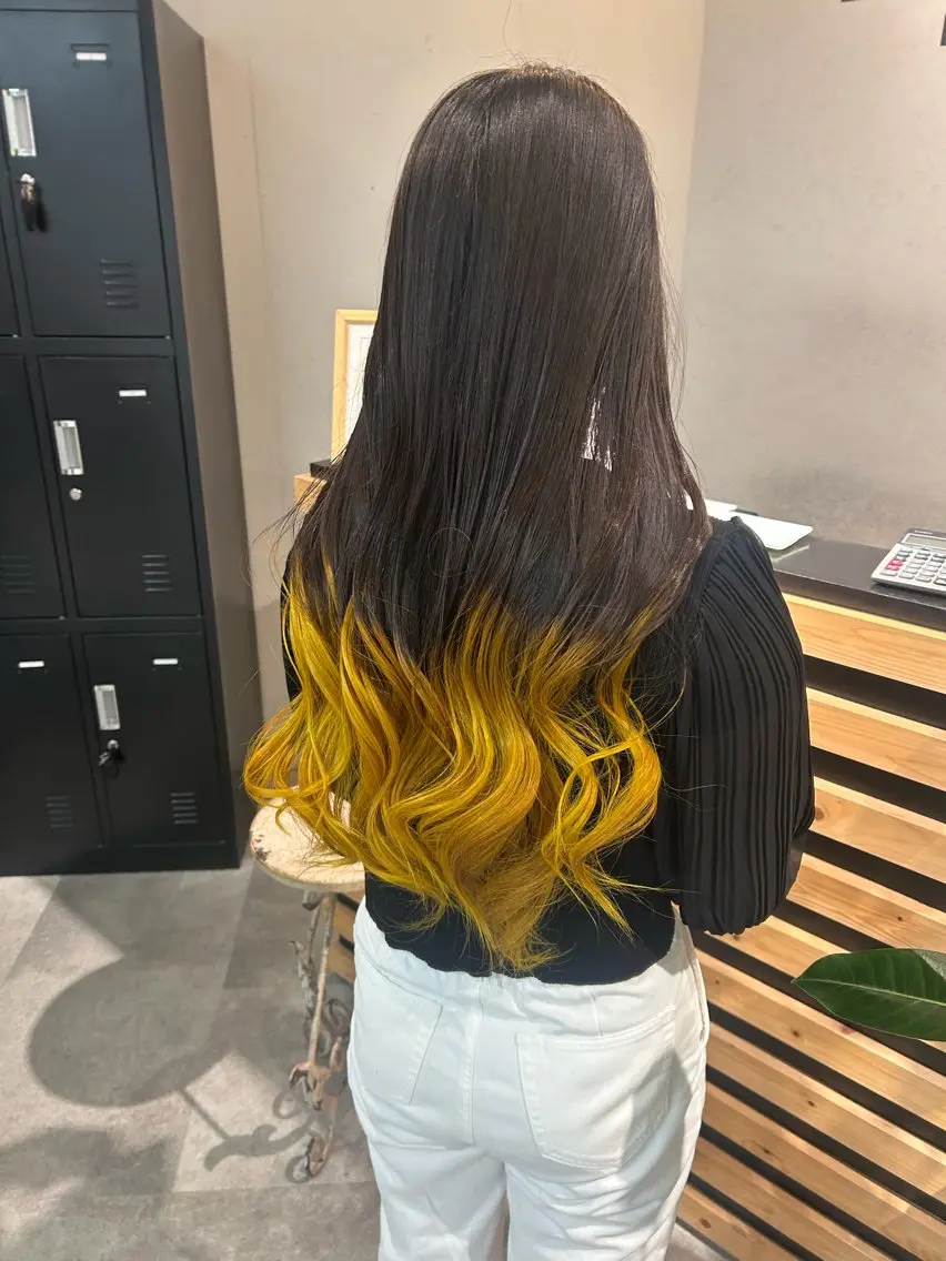 ミディアム カラー イエローカラー ヘアカラー ウルフカット レイヤーカット上柿のヘアスタイル