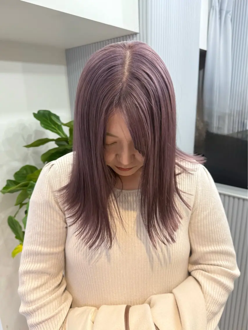 セミロング カラー ミルクティー× グレージュMOMOのヘアスタイル