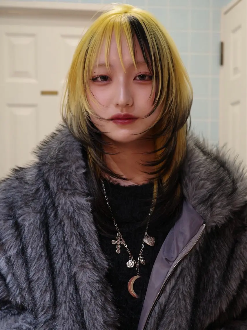 セミロング カラー ヘアカラー イツク ⚡️ ルーツ/ハイトーンのヘアスタイル