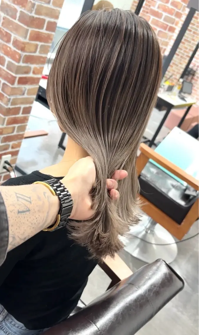ミディアム カラー バレイヤージュ レイヤーカット カット ヘアカラー ギャルの革命児 秀斗のヘアスタイル