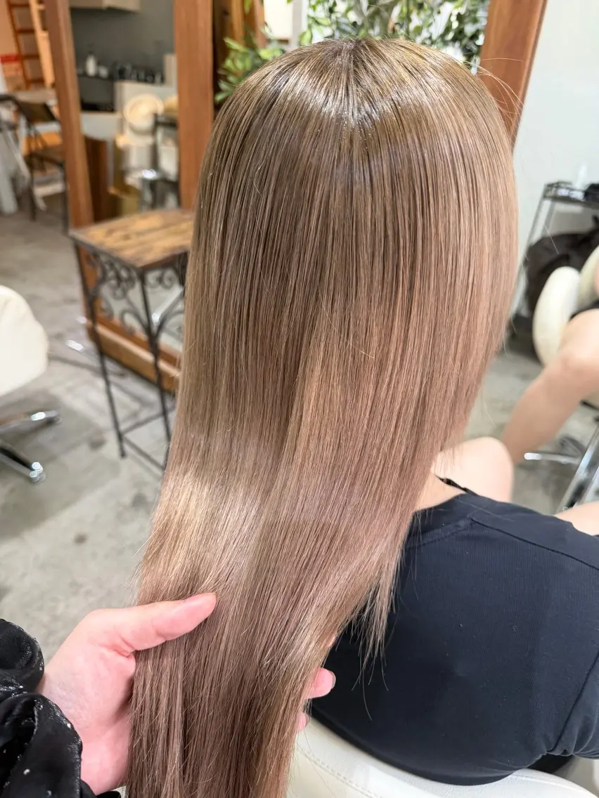 ロング カラー ベージュカラー ミルクティーベージュ ヘアカラー makoto 池袋 Roji ブリーチのヘアスタイル