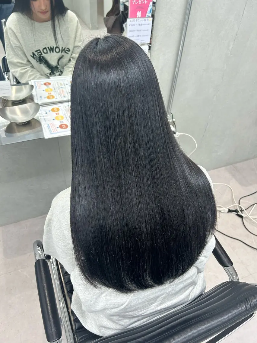 カラー 黒髪 ブルーカラー ブルーブラック IO イオリのヘアスタイル
