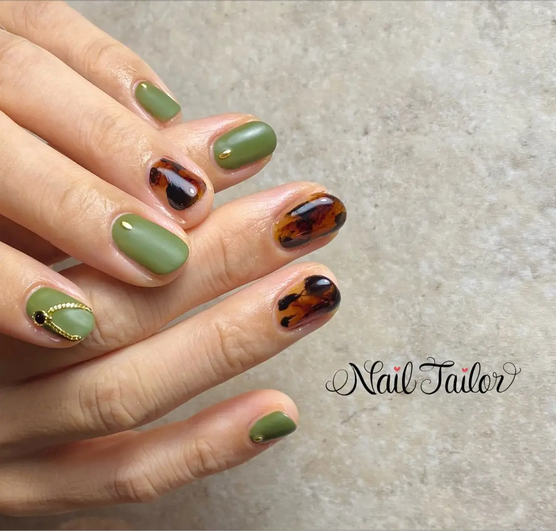 ネイル アートネイル べっ甲ネイル ブラウン グリーン マットネイル NailTailor ネイルテイラーのネイルデザイン