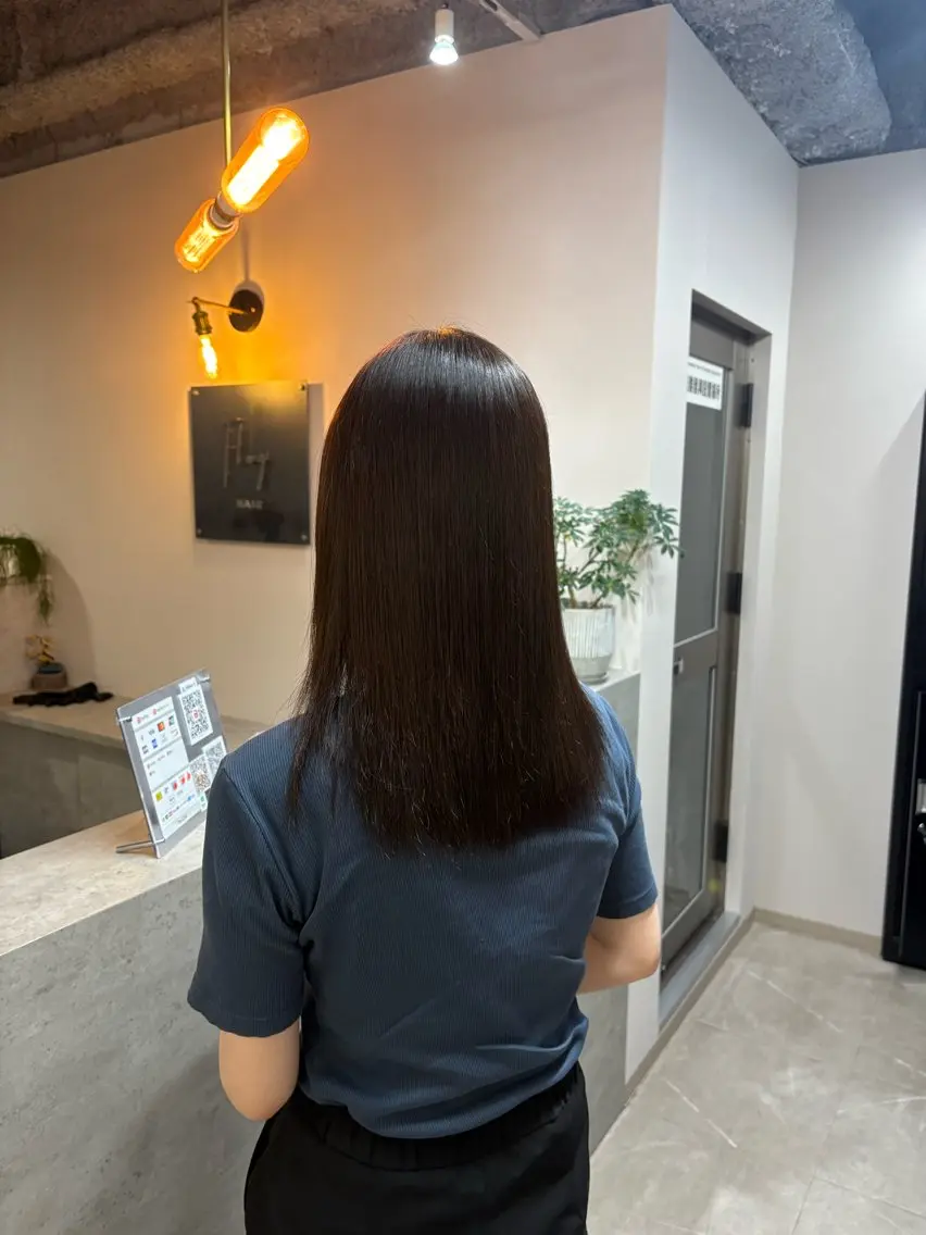 セミロング カラー しゅり Flag hairのヘアスタイル