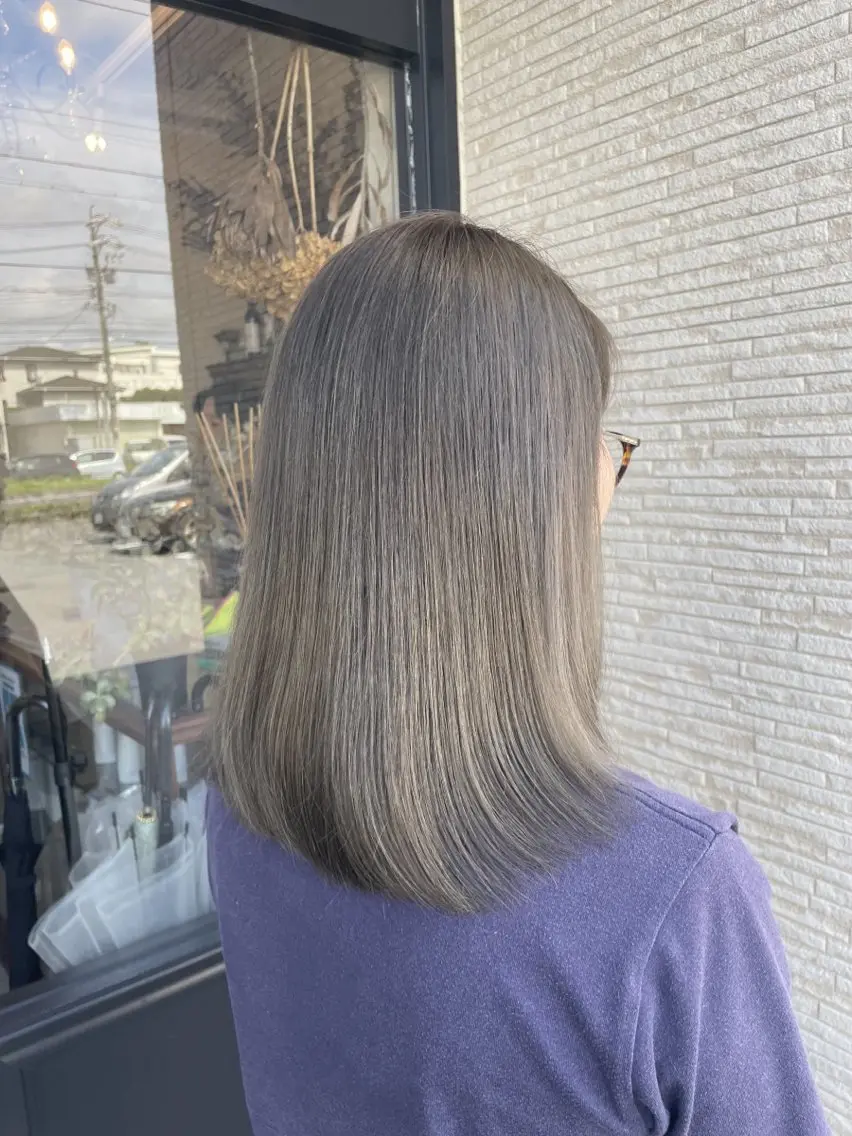 ミディアム アッシュ 小久保 里紗のヘアスタイル