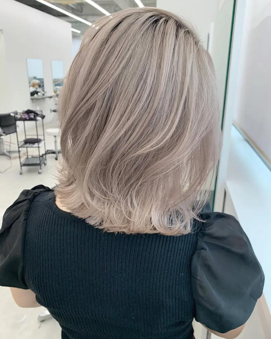 セミロング アッシュ アッシュグレー アッシュグレージュ ハイライト 佐藤 まいらのヘアスタイル