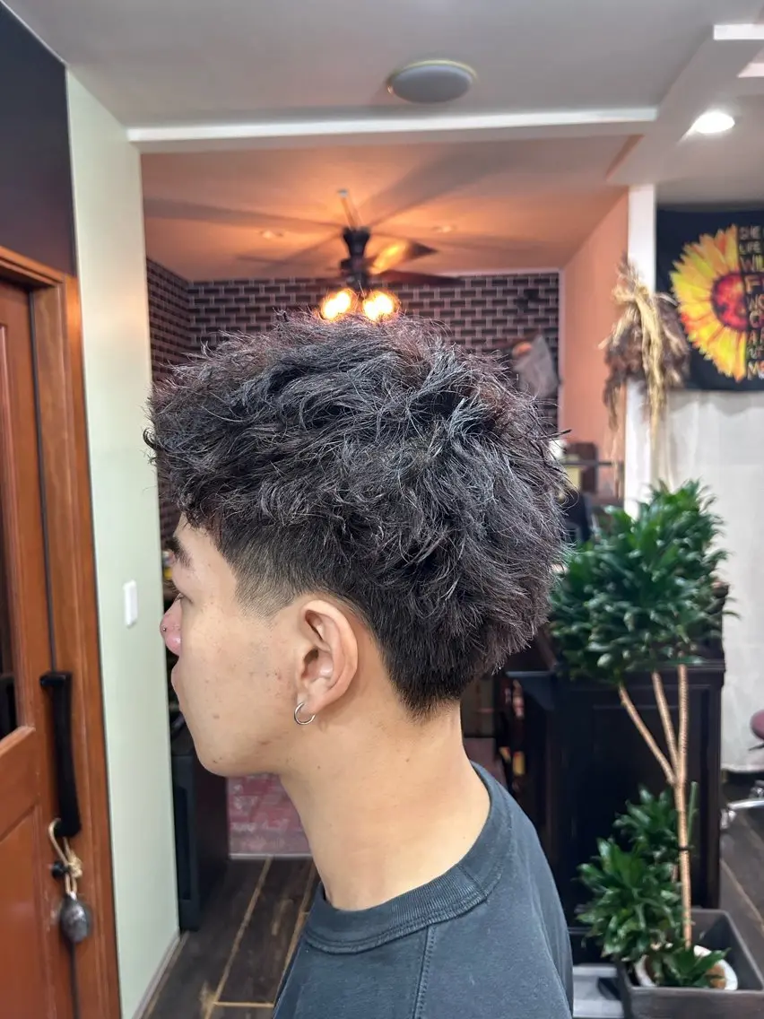 ショート パーマ メンズ フェードカット メンズパーマ カット パーマ メンズ/ピンパーマ /フェード/パーマのヘアスタイル