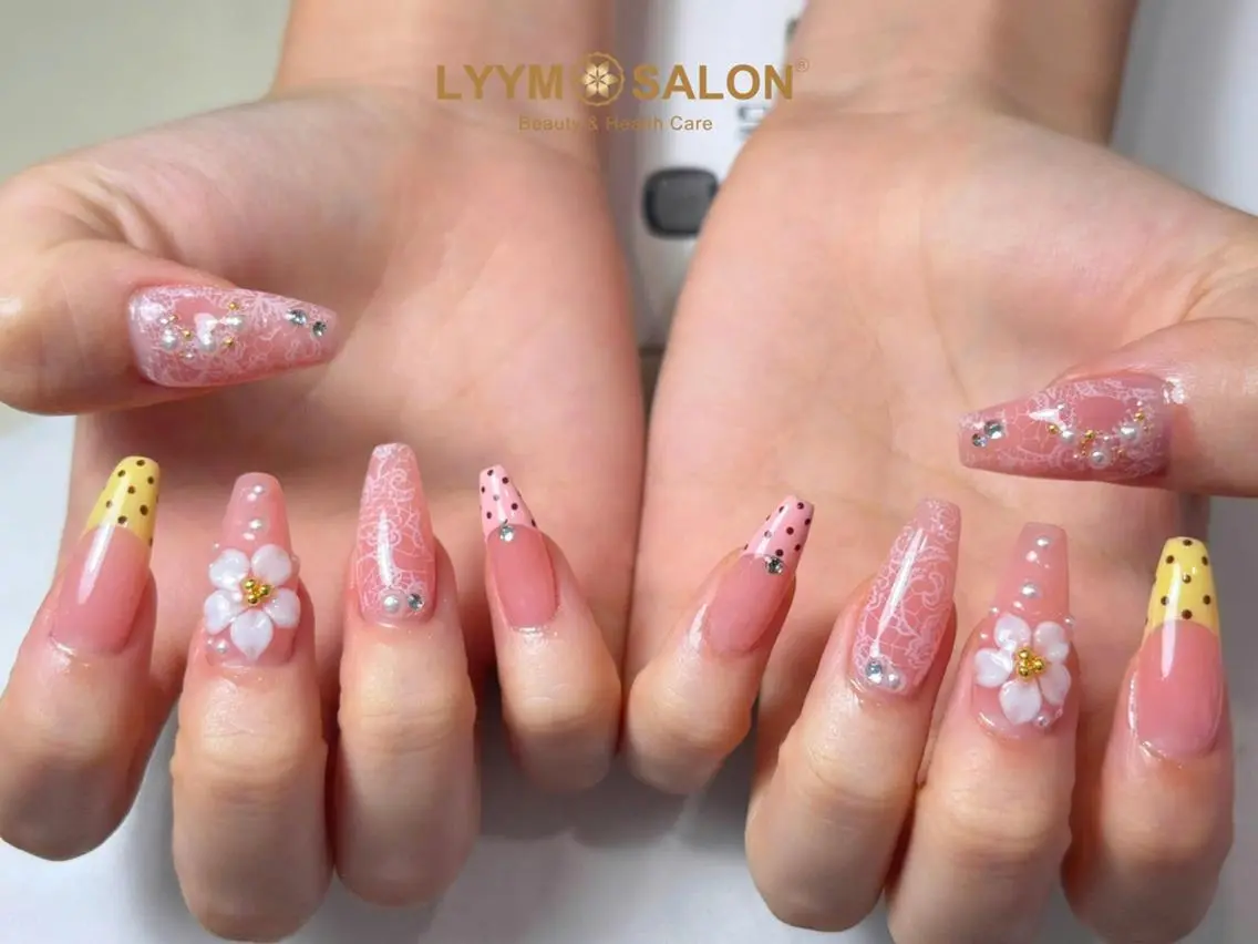 ネイル ドット フラワーネイル ガーリー ゴールド レース ハンドネイル LYYM Salon Miraのネイルデザイン