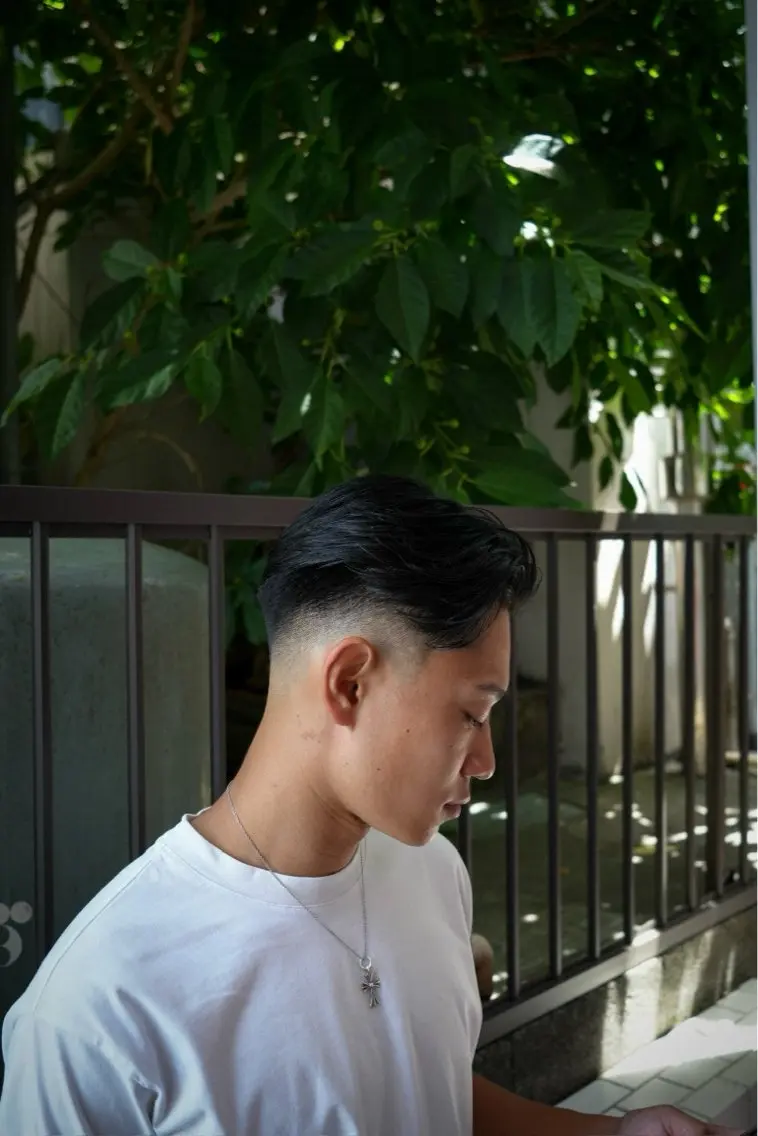メンズ センターパート フェードカット メンズパーマ スキンフェード カット 小泉 慶英のヘアスタイル