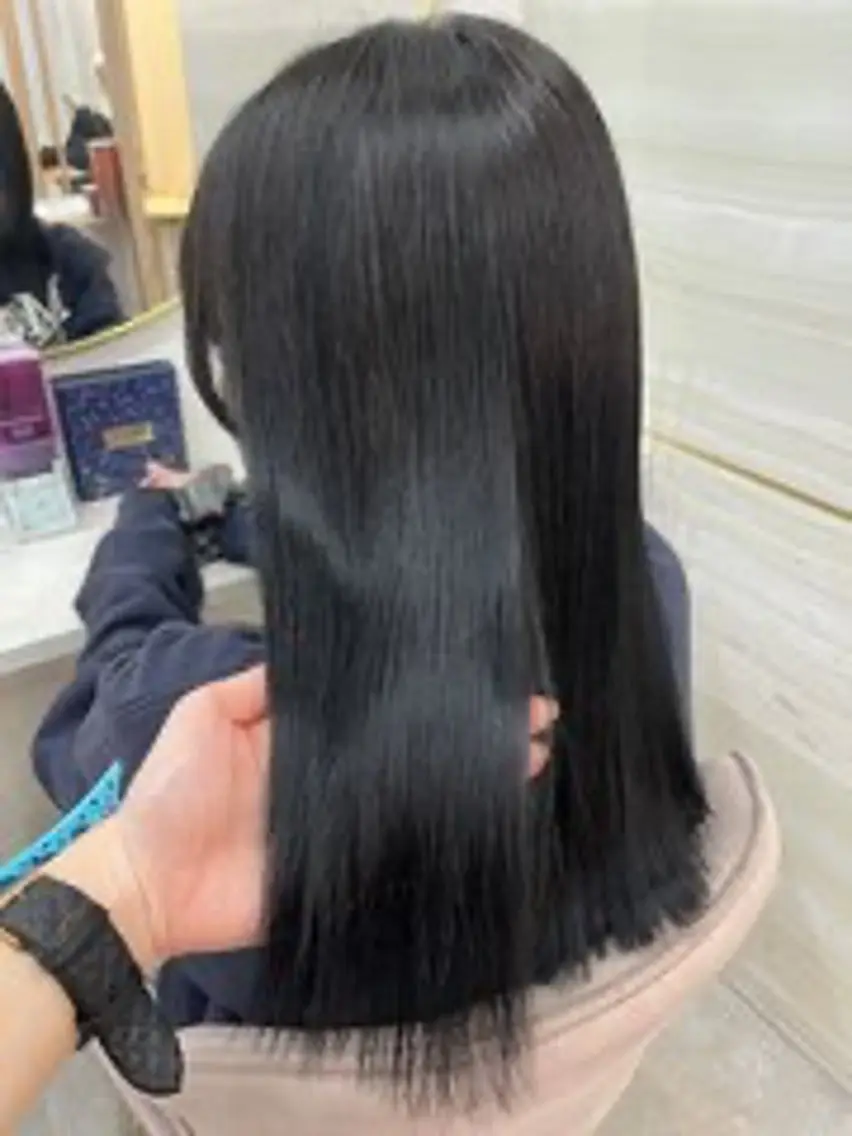セミロング カラー elu あやね💜 🫧カラー・縮毛矯正のヘアスタイル