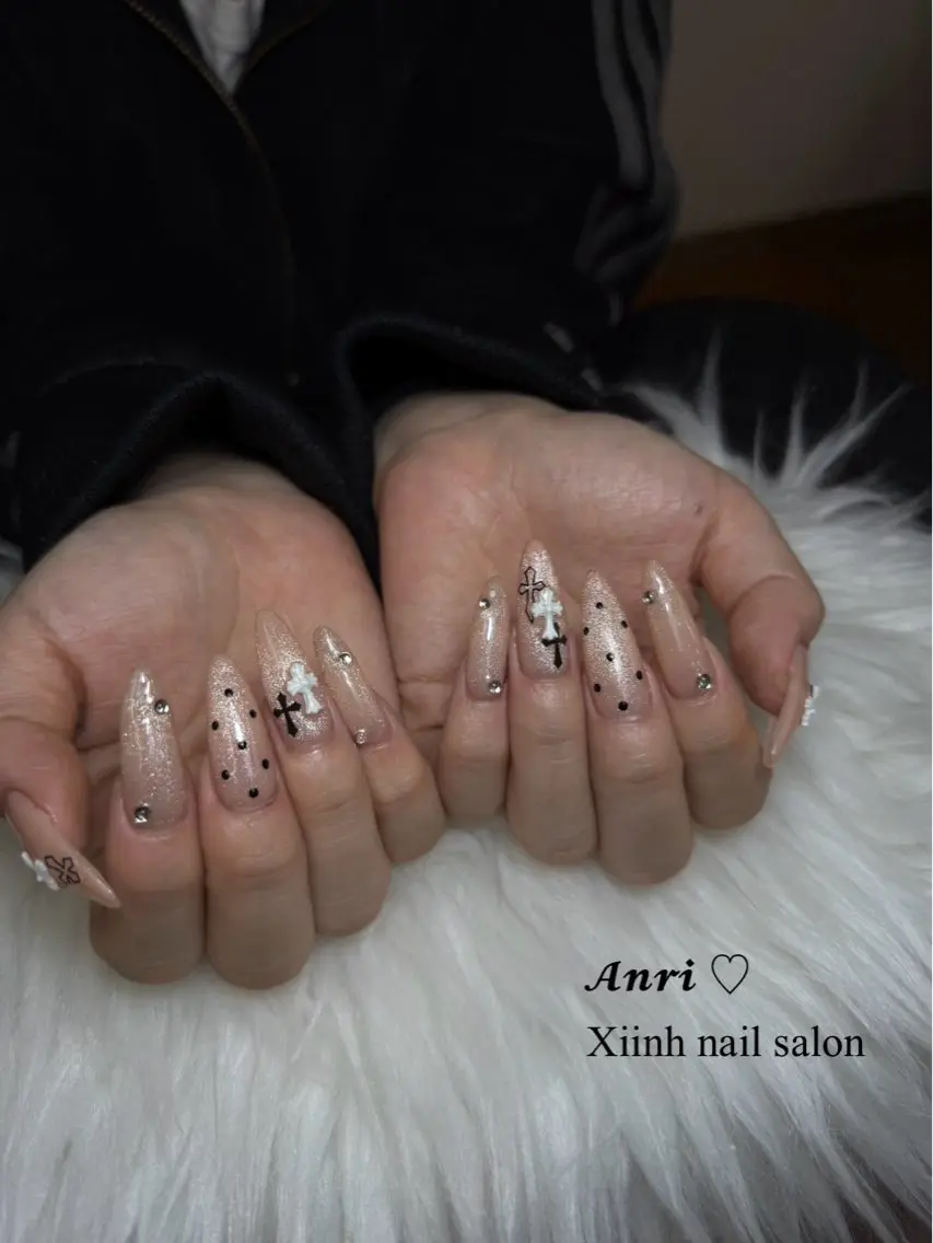 ネイル チークネイル 長さ出し フットネイル ジェルネイル 卒業式 𝓐𝓷𝓻𝓲 XiinhNailのネイルデザイン