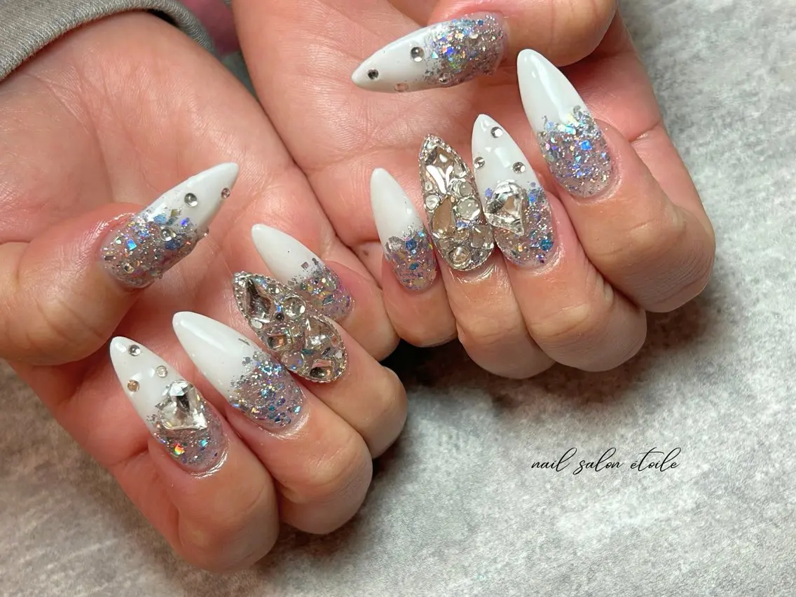 ネイル キラキラネイル ラメ(グリッター) ストーンネイル ホワイト ハンドネイル nail salon étoileのネイルデザイン