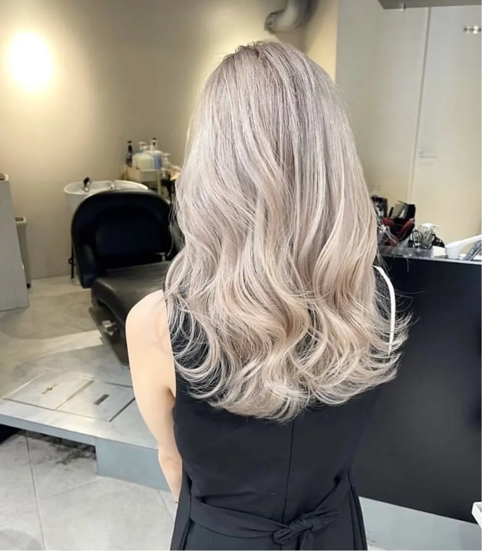 セミロング カラー ブリーチ 石井 麻鈴のヘアスタイル