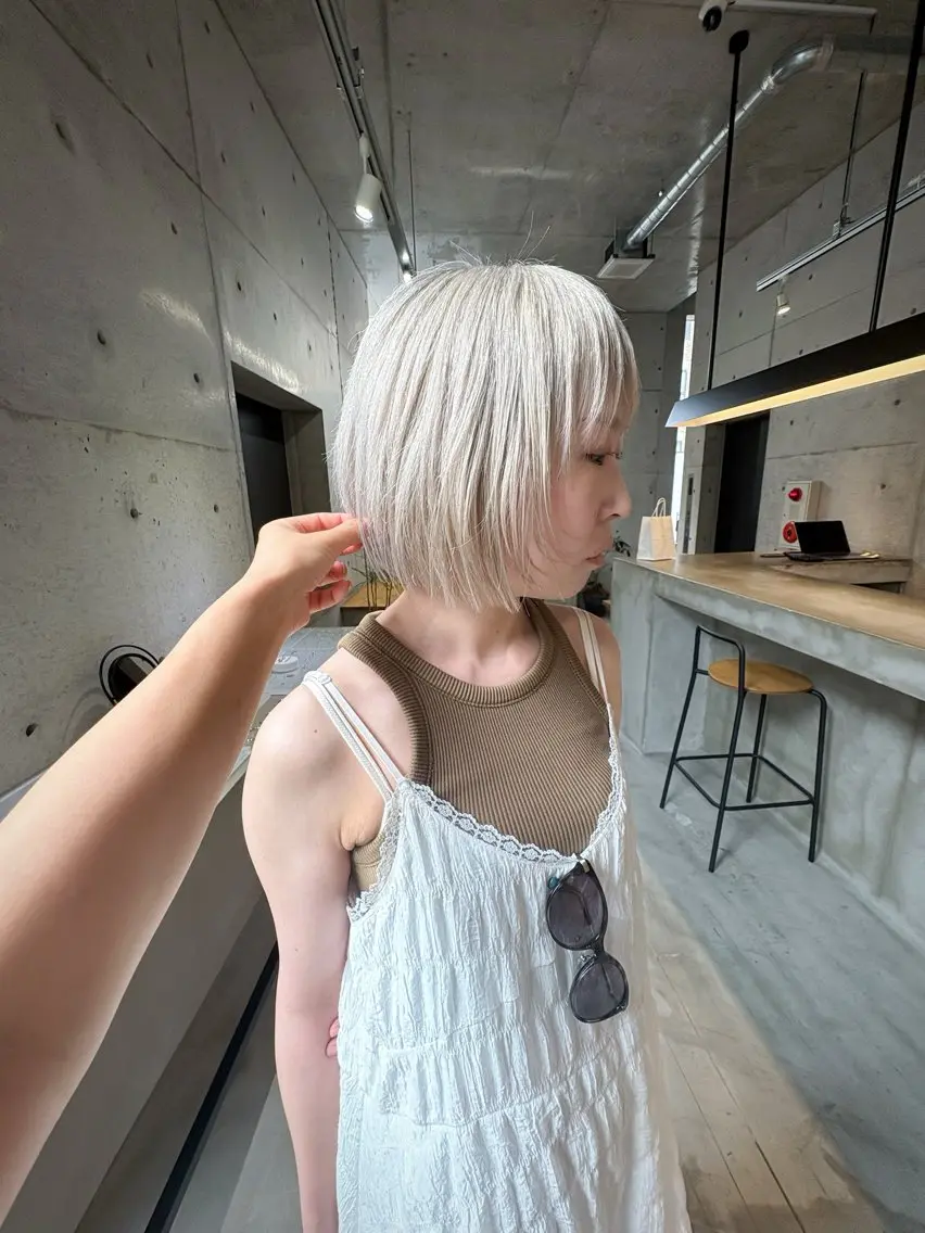 ショート カラー ヘアアレンジ ベージュカラー ブリーチ ホワイトベージュ son hair HIROEのヘアスタイル