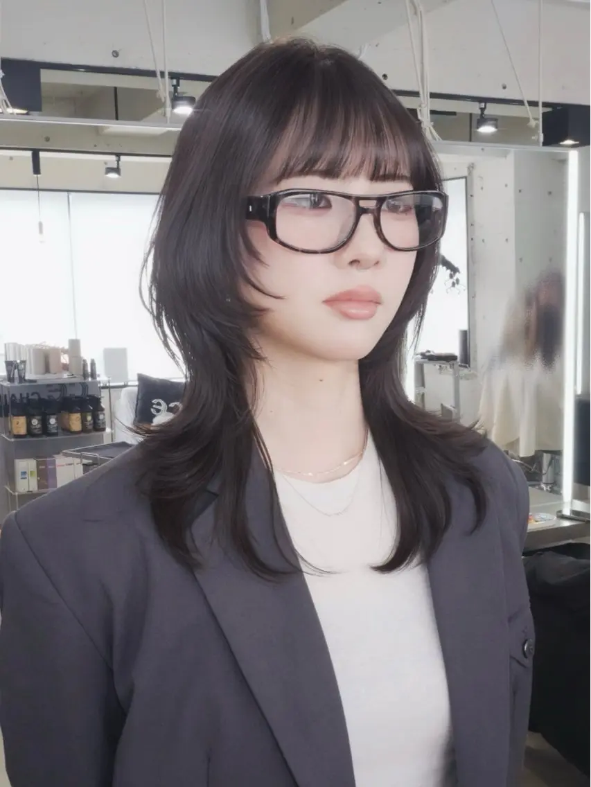 ミディアム カラー ハッシュカット カット ヘアカラー Airi 韓国y2k ハイレイヤーのヘアスタイル