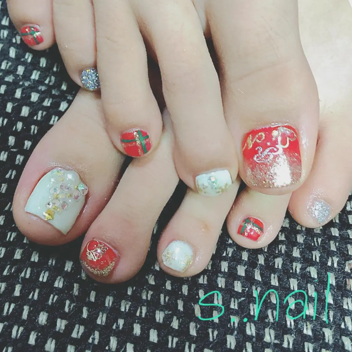 ネイル フットネイル 冬ネイル クリスマス ハンドネイル フットネイル s..nail / MORITAのネイルデザイン