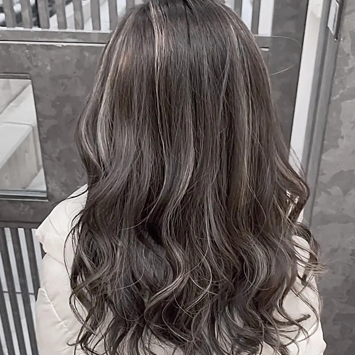 セミロング アッシュ アッシュグレー アッシュグレージュ ミストバング ボブ レイヤー /ブリーチ/溝口誠二のヘアスタイル