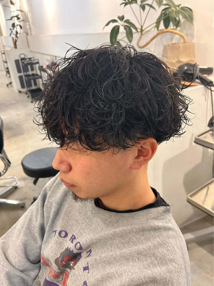 パーマ メンズ ビジネス センターパート フェードカット フェザーパーマ メンズ韓国風 メンズ清潔感のプロ 💈メンズパーマ藤田のヘアスタイル