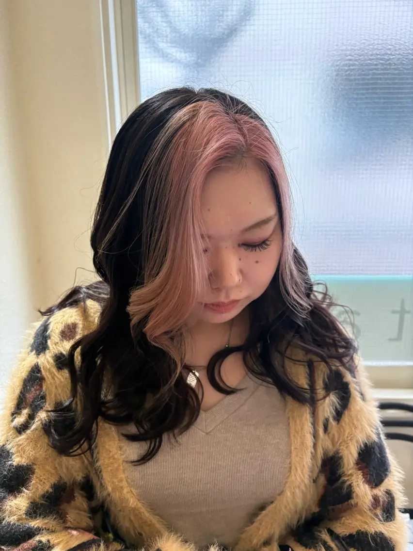 カラー ミストバング  フェイスフレーミング ピンクカラー 大浜 美咲のヘアスタイル
