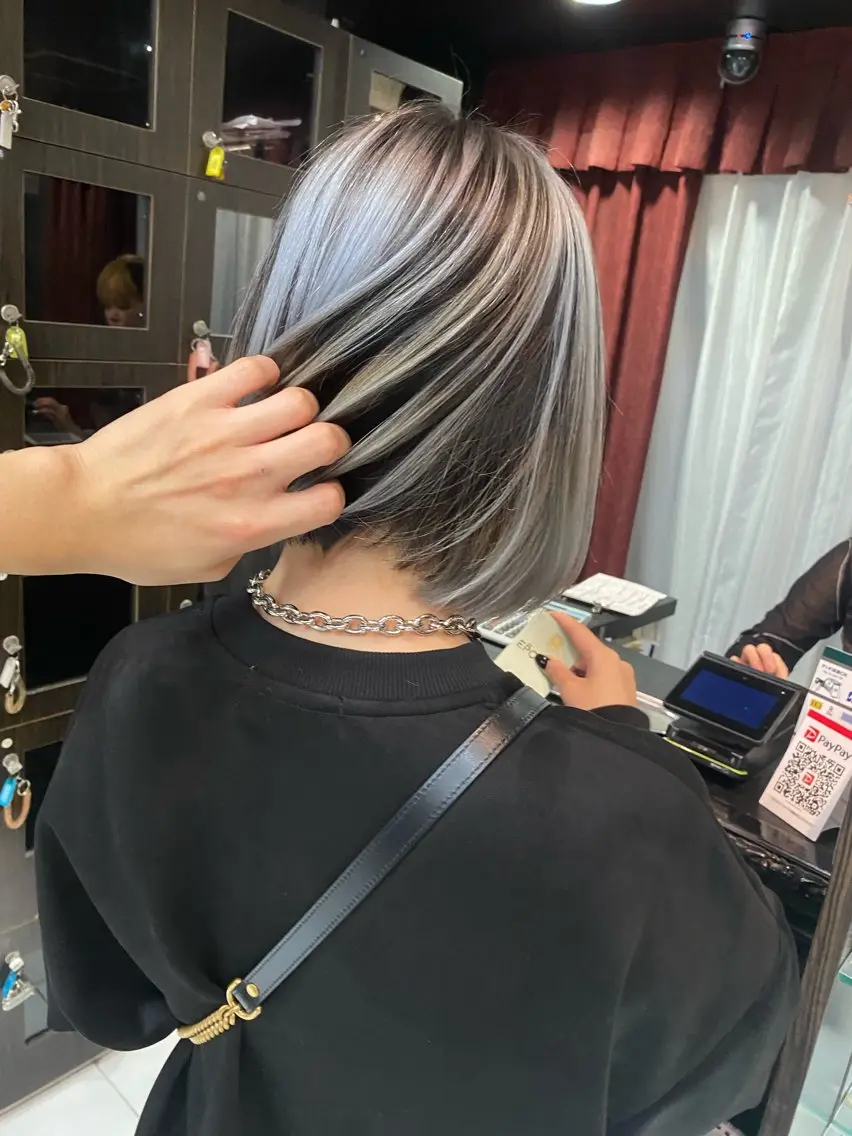 ショート カラー バレイヤージュ ブリーチ シルバー レイヤーカット ヘアカラー トリートメント グレージュ達人/赤み 消し/ブリーチ/岩崎のヘアスタイル