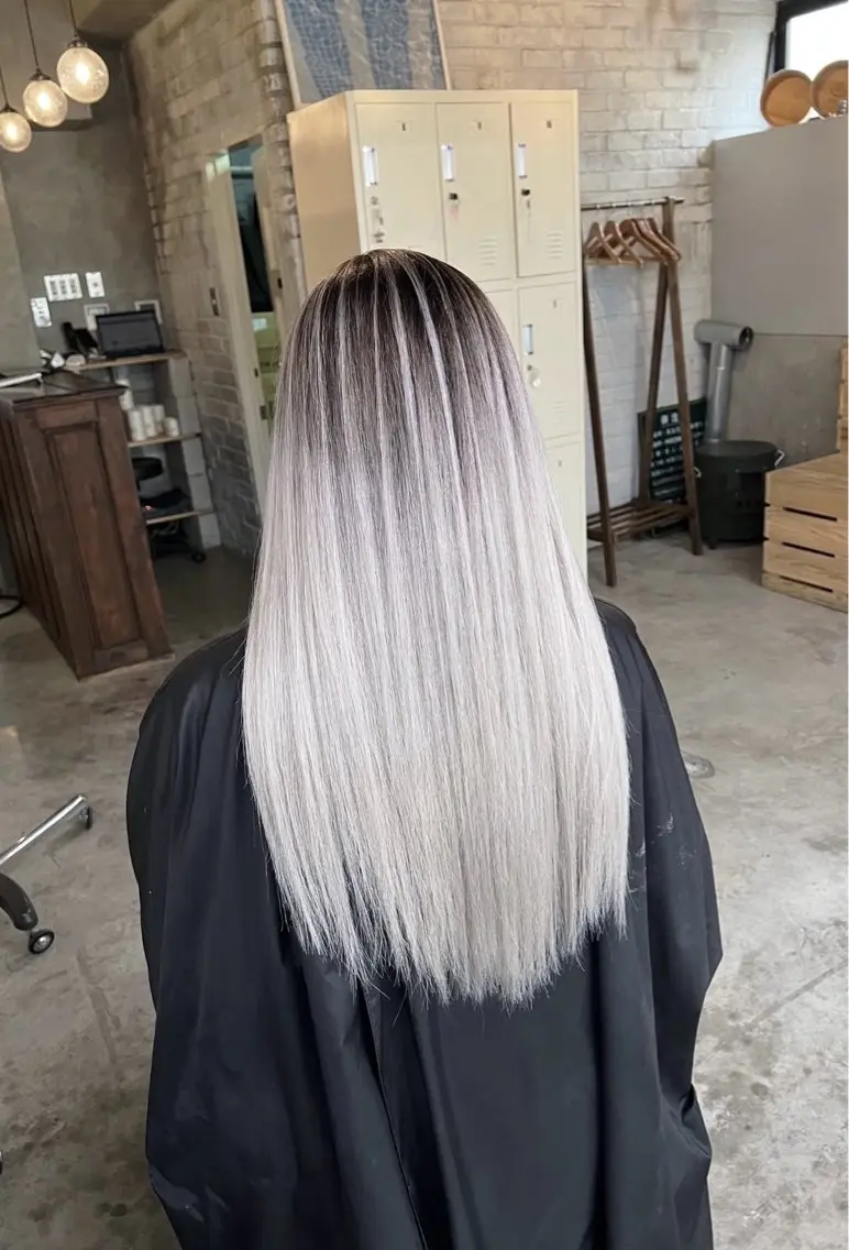 ロング カラー バレイヤージュ シルバー ホワイトシルバー レイヤーカット ヘアカラー トリートメント 指名数No.1 /NAOYAのヘアスタイル