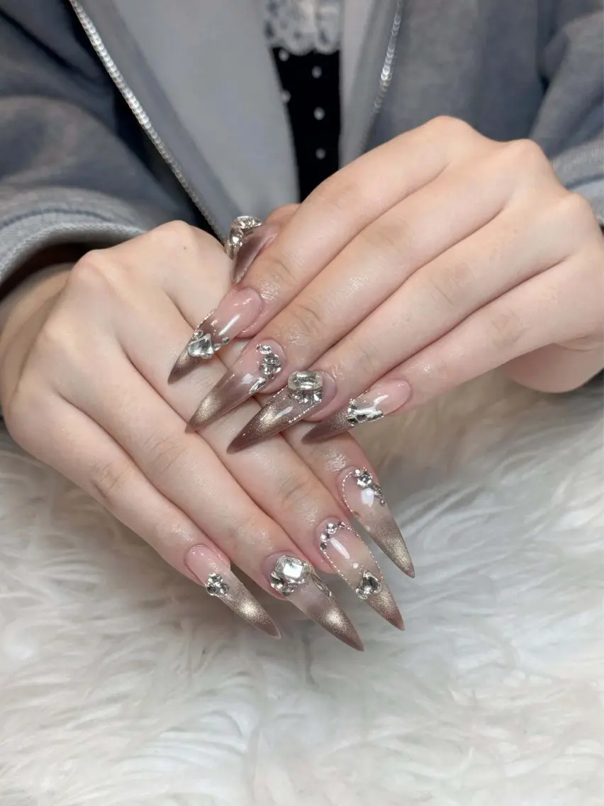 ネイル チークネイル ドット フレンチネイル グラデーション ハート Eli Muse 新宿ネイルのネイルデザイン