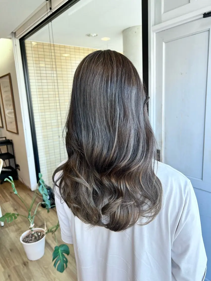 ロング カラー グレージュ ハイライトカラー ハイライト ヘアカラー トリートメント ツキダテ ユイのヘアスタイル