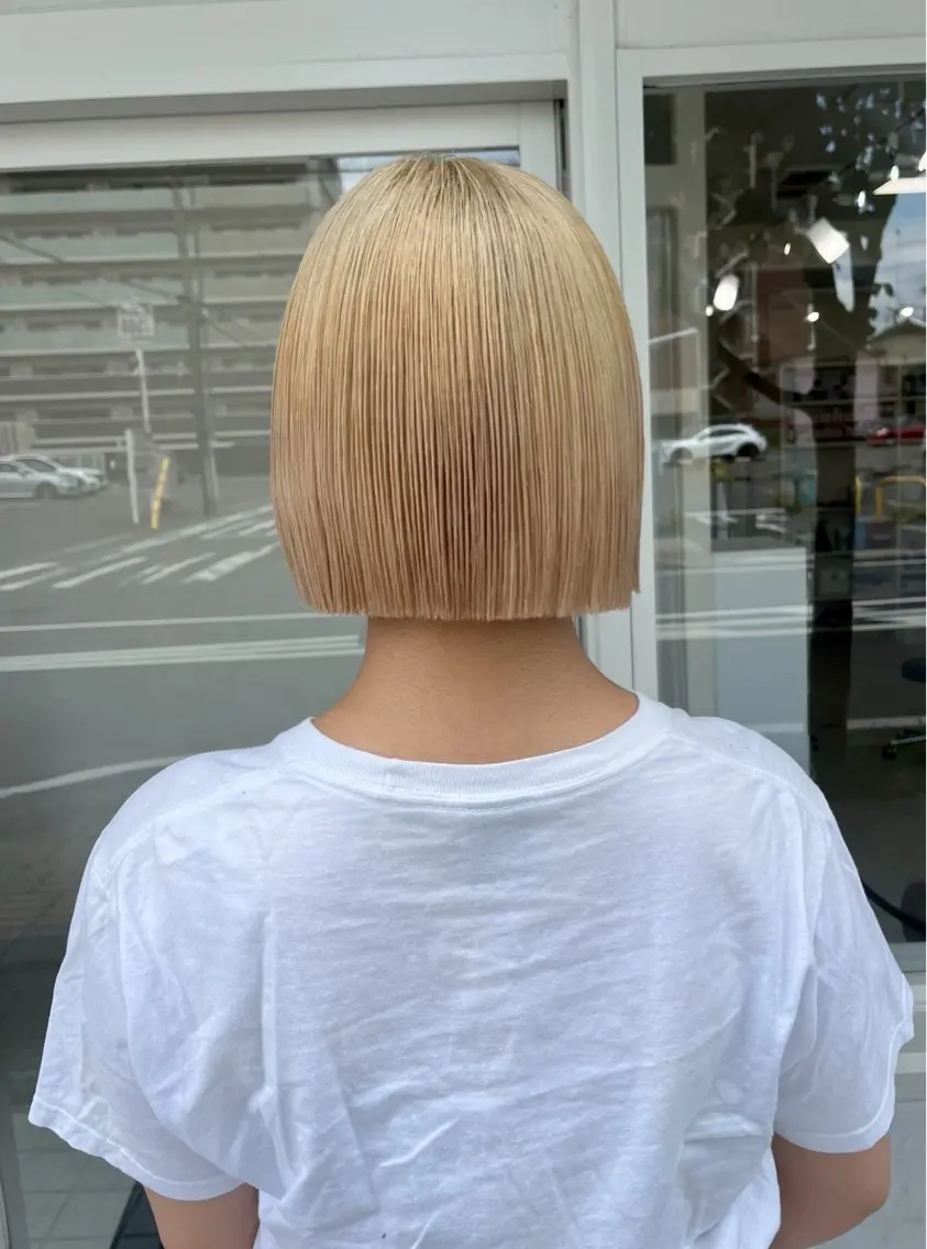 ミディアム カラー 抜きっぱなしブロンド カット ヘアカラー 長山 茉白のヘアスタイル
