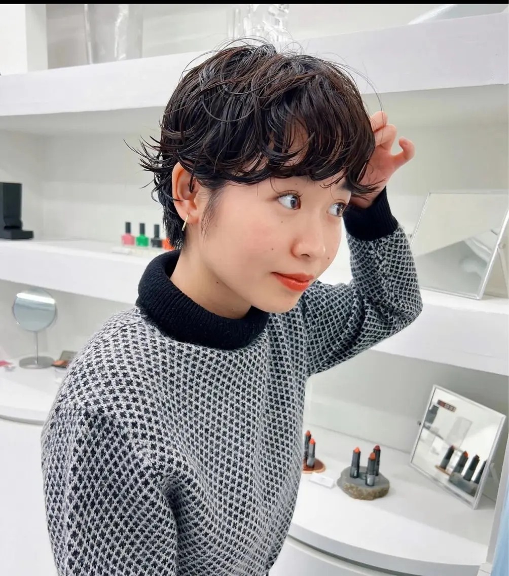 ショート パーマ 黒染め落とし ムラ修正　ハイトーンのヘアスタイル